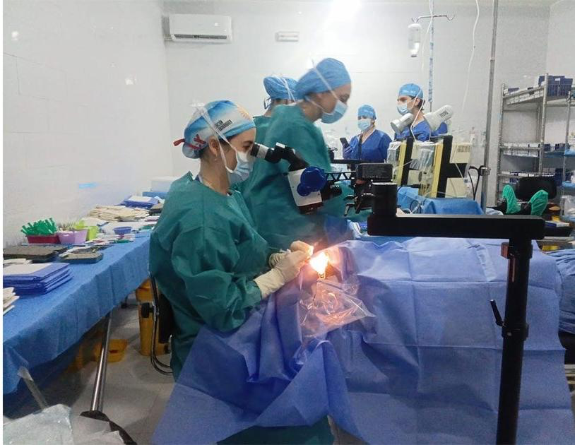 بعثة إسبانية تجري 400 عملية للعيون في نواذيبو