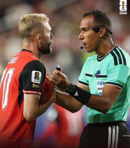 اشادة واسعة بإدارة الحكم الدولي الموريتاني دحان بيده لمباراة النمسا والأردن في كأس العالم