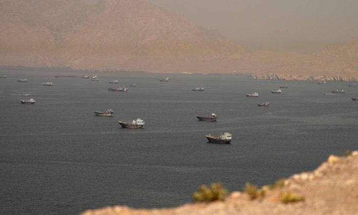 استقرار أسعار النفط في ظل زيادة التدفق عبر مضيق هرمز